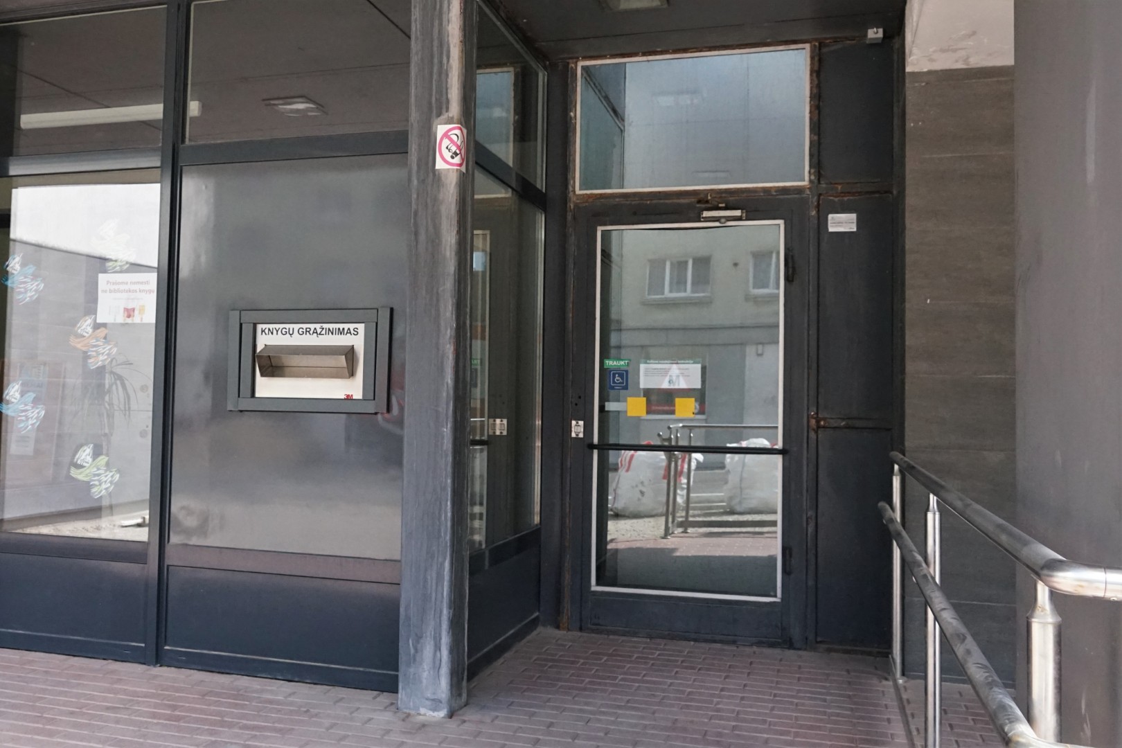 Keltuvas iš pirmojo į antrąjį aukštą. Jį rasite šalia rampos.