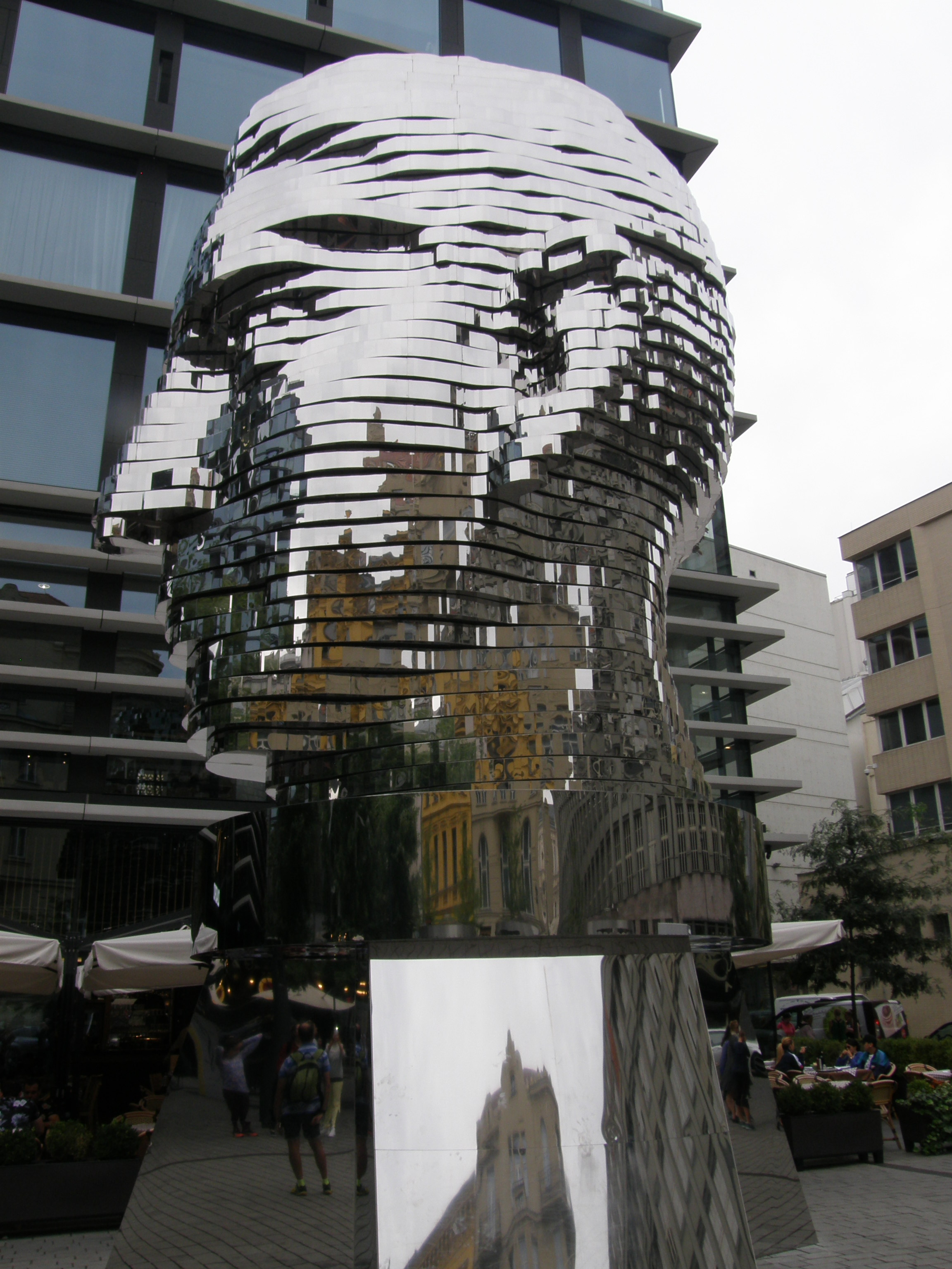 Judanti skulptūra F. Kafkai Prahos centre