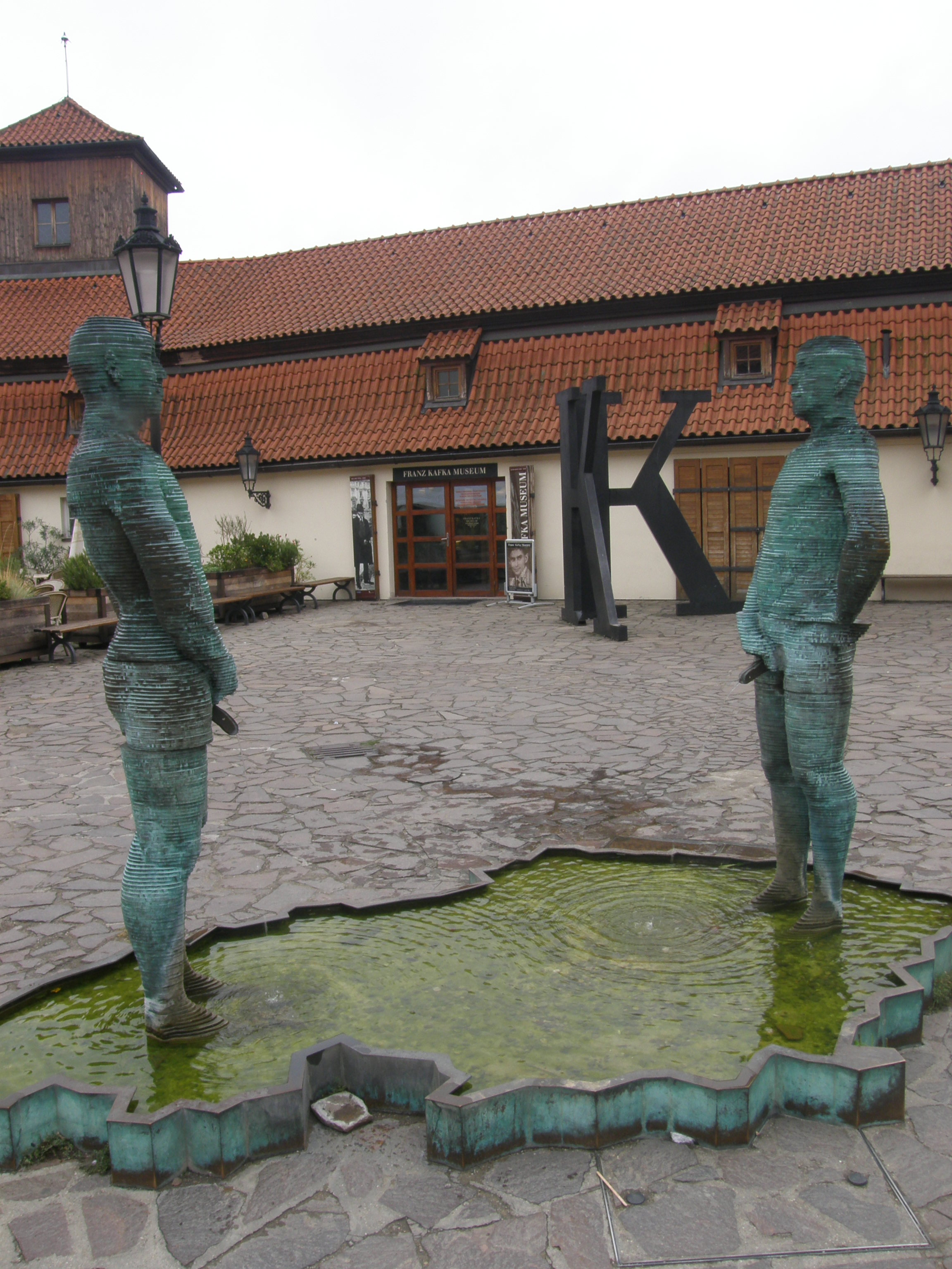 Fontanas prie įėjimo į Franzo Kafkos muziejų Prahoje