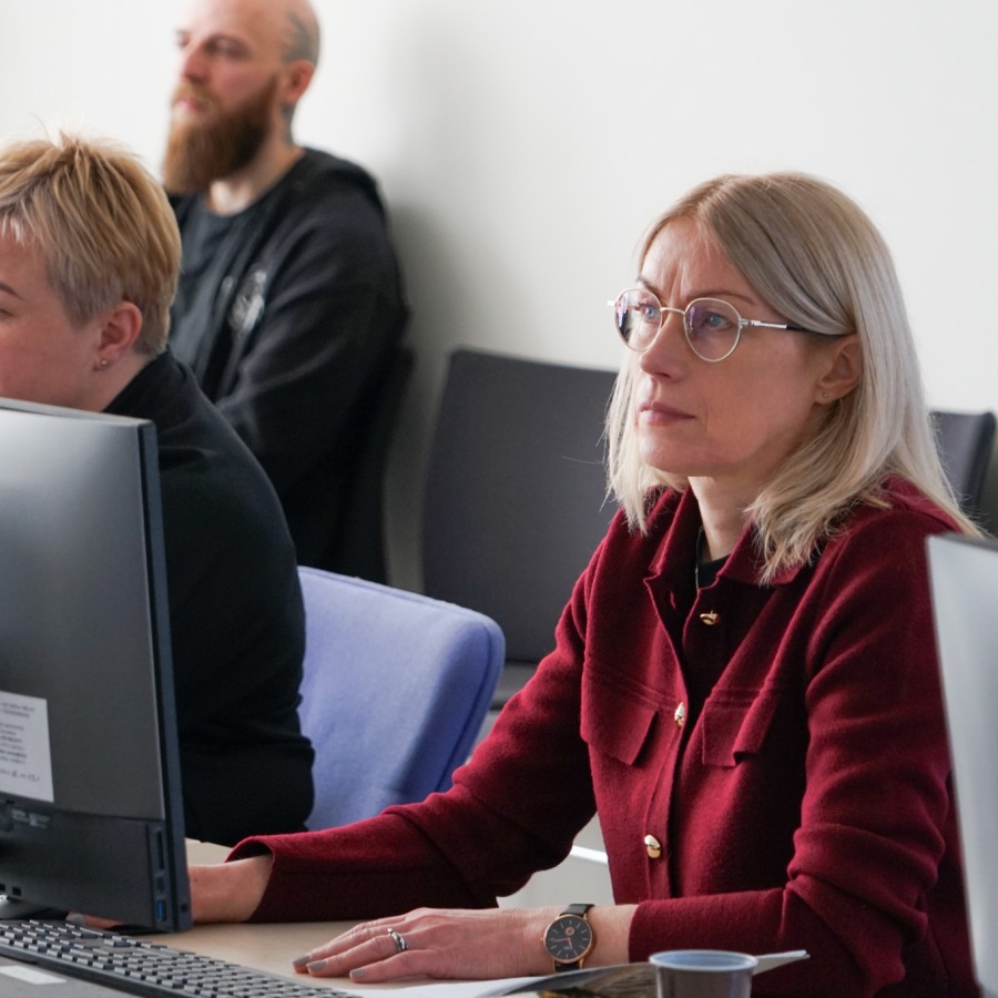 Mokymų dalyviai klausosi lektorės