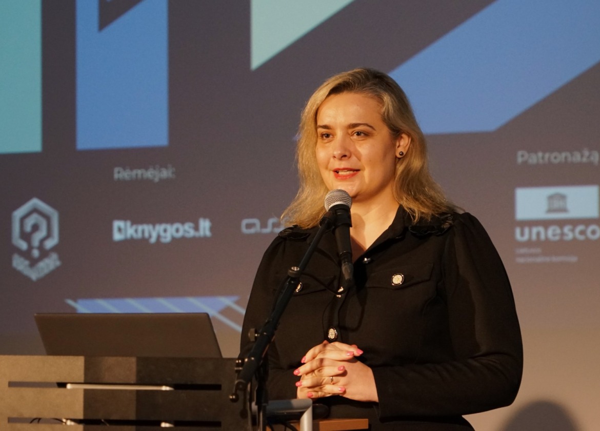  Klaipėdos apskrities Ievos Simonaitytės viešosios bibliotekos direktorė ir LBD pirmininkė dr. Laura Šimkevičė 