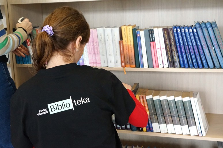 logotipas ant darbuotojo nugaros