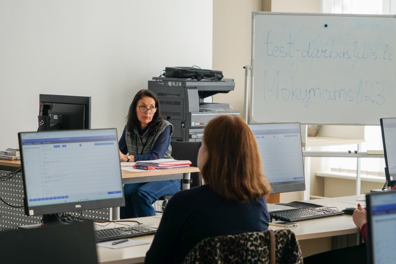 Lektorė dėsto mokymus