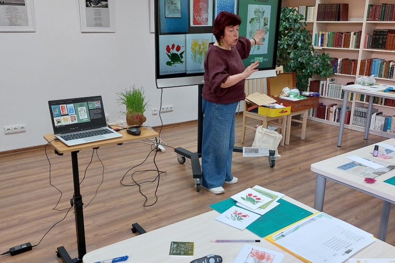 Lektorė rodo skaidres