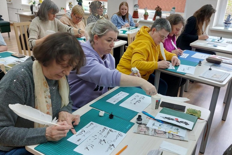 Dalyviai bando rašyti su plunksna