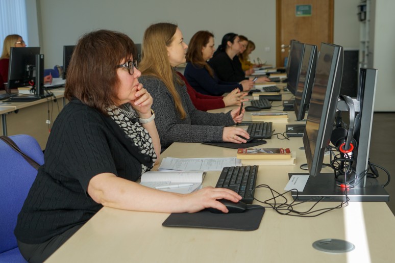 Mokymų dalyviai atlieka praktines užduotis